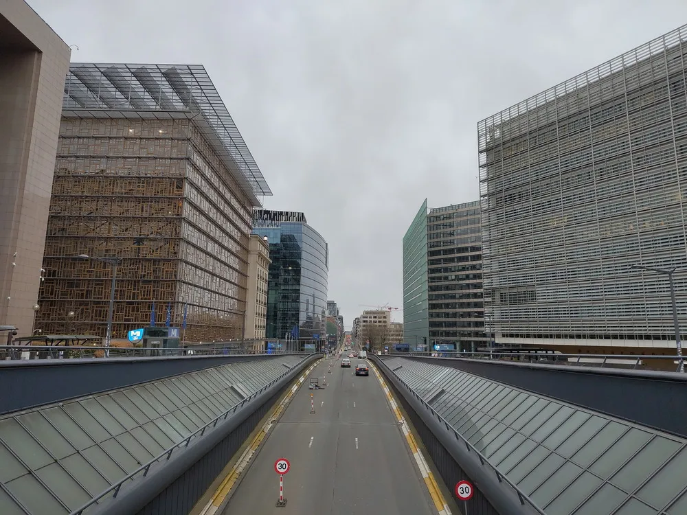 Gigantisch große moderne Glasbauten links und rechts von einer asphaltierten Autostraße