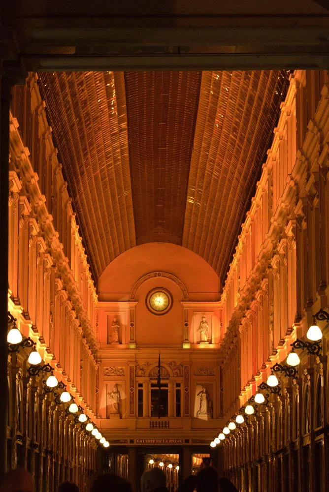 Golden-rot beleuchtete Galerie mit Glasdach und zahlreichen hübschen Lampen links und rechts.