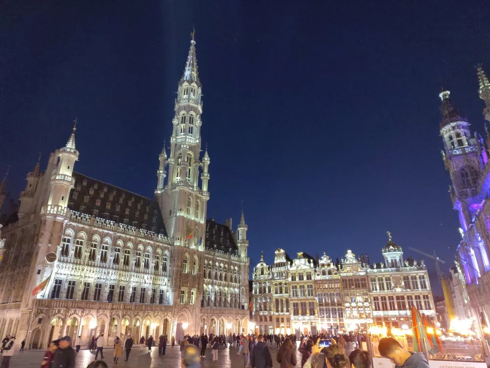 Blick auf den Grote Markt. Mittig die Häuser aus dem vorherigen Bild, links das Rathaus mit schickem Turm in der Mitte und zahlreichen Statuen an der Fassade.