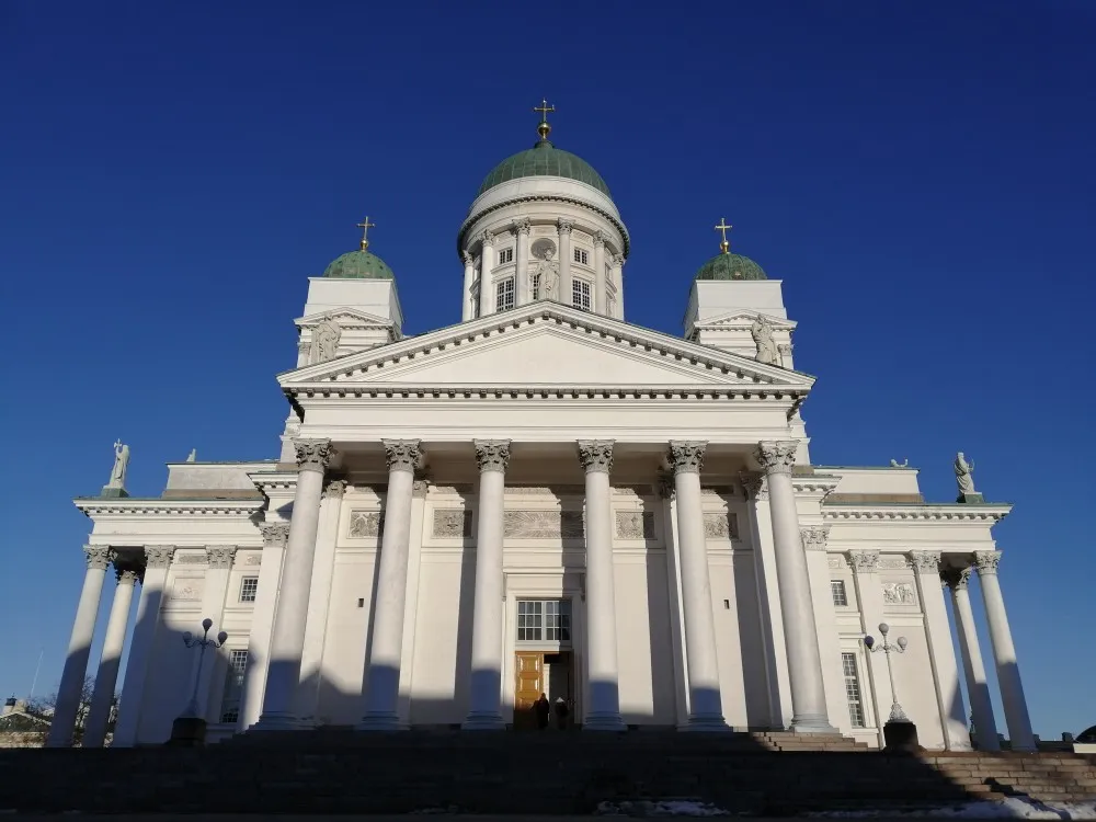 Der Dom steht auf einer Anhöhe und besteht aus drei Kuppeltürmen. Ringsum stützen fünf Säulen das Dach vorm Eingang.