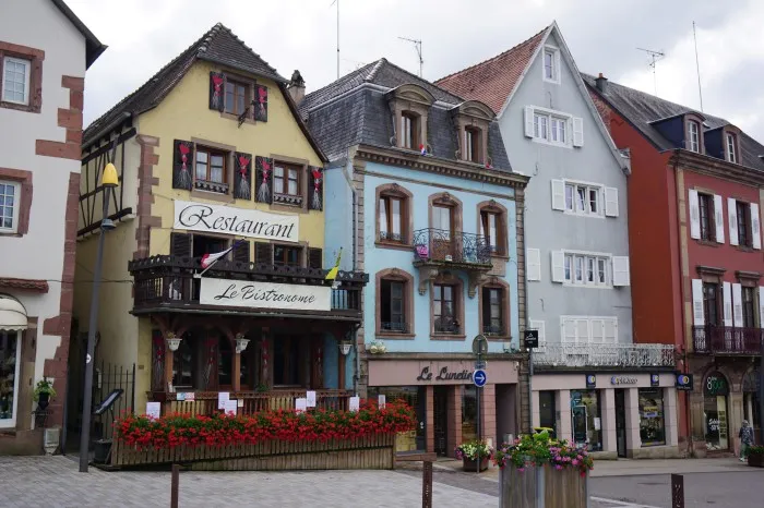 Bunte Altstadtfassaden mit Fensterläden und bunten Blumen