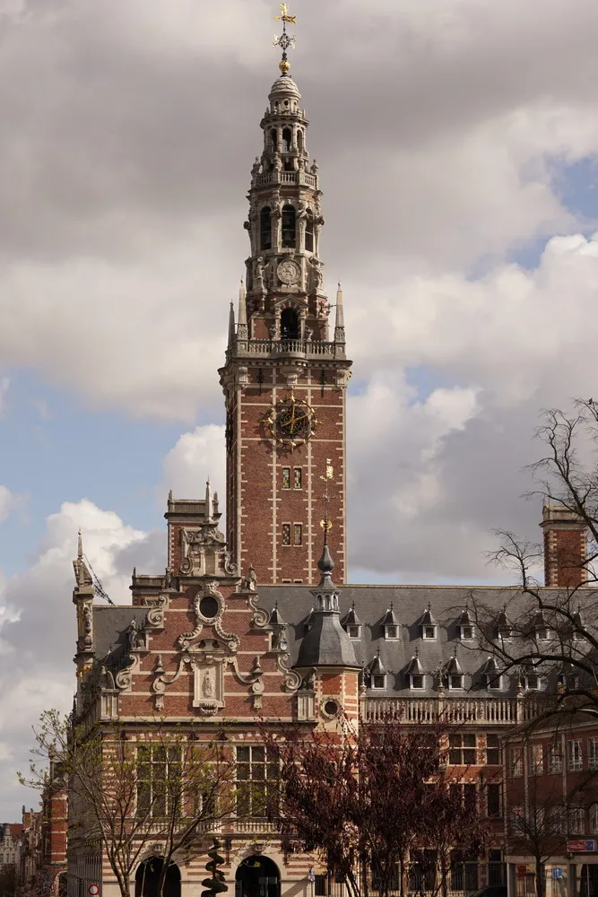 Ein weiterer Turm aus Ziegeln mit vielen Verzierungen.