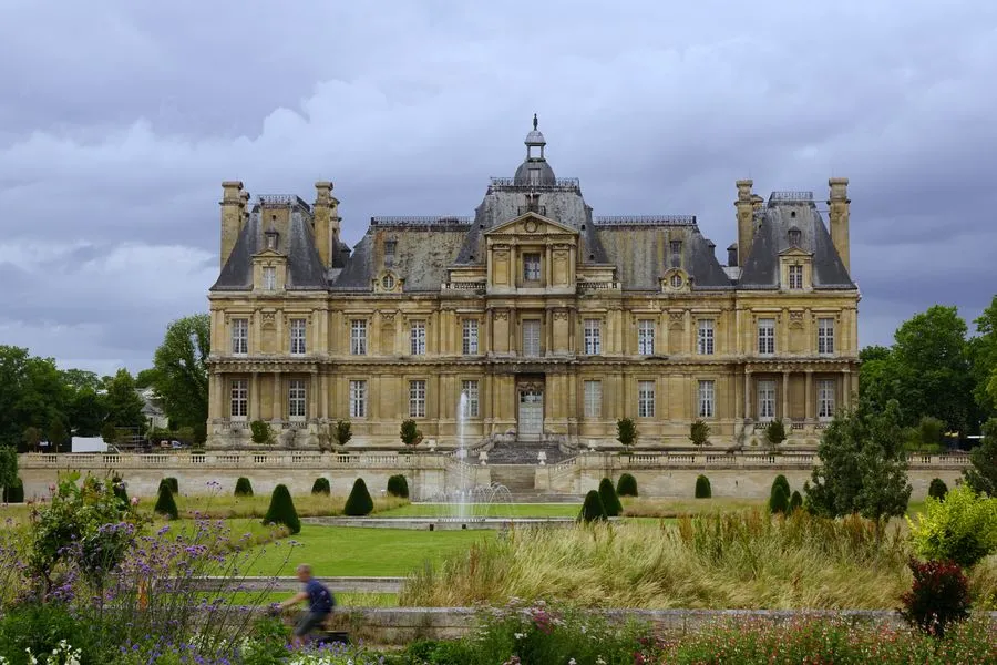 Das Maisons Laffitte, ein großes schloss-ähnliches Haus mit großer Parkanlage davor.