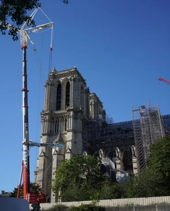 Kirchtürme der Notre Dame neben einem Kran. Der Rest der Kirche ist eingezäunt.