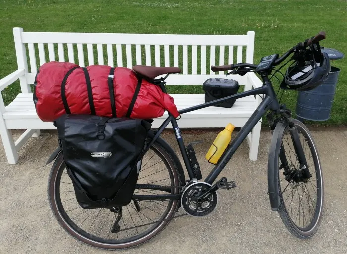 Das gleiche Fahrrad. Der Packsack hat seine Überlänge verloren und dafür an Durchmesser zugenommen.