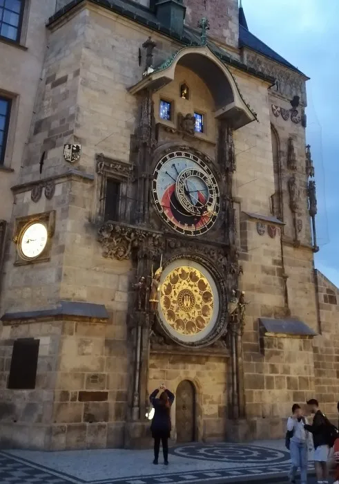 Die astronomische Uhr in Prag. Ein komplexer Mechanismus aus Rädern und Zahlen an der Fassade des Rathauses.