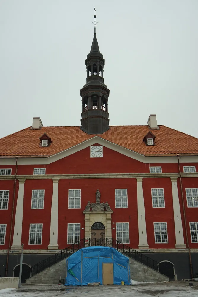 Ein kleines, aber feines Rathaus, wie man es in einer Altstadt erwarten würde. Die Fassade ist rot mit 4 weißen Säulen, und in der Mitte des Daches befindet sich ein schwarzer Turm.