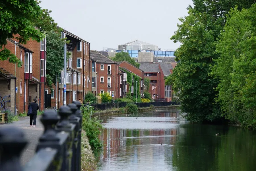 Rote Backsteingebäude reihen sich an dem Kennet Kanal auf.