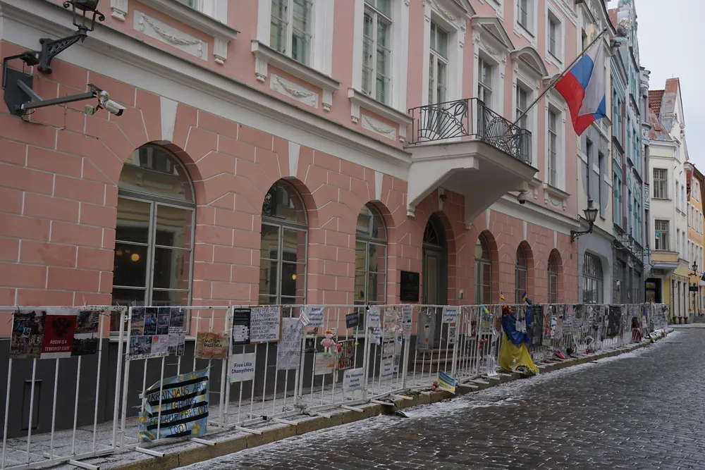 Die russische Botschaft ist ein blass-rosa farbenes Altstadthaus, am Balkon über der Tür schwenkt die russische Flagge. Vor der Botschaft wurden hüfthohe Zäune aufgestellt, an denen sich zahlreiche Plakate und Sticker mit Protestbotschaften befinden.