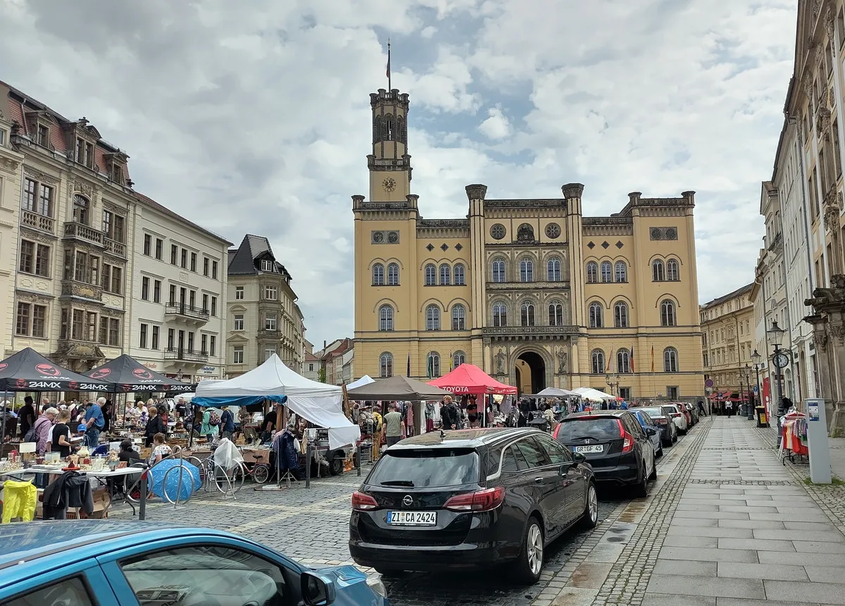 Wochenmarkt in Zittau vor dem Rathaus.